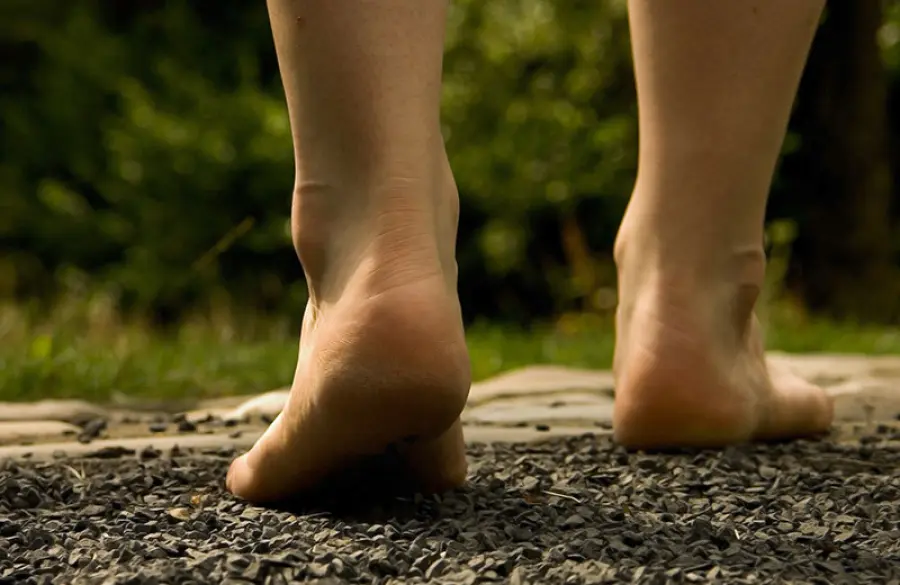 Camminare a piedi scalzi fa male: rischio parassita nel corpo