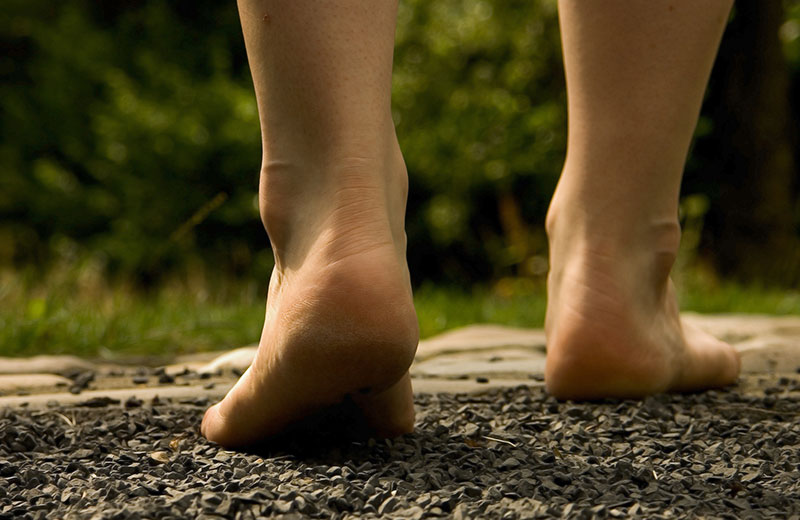 Camminare a piedi scalzi fa male: rischio parassita nel corpo