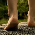 Camminare a piedi scalzi fa male: rischio parassita nel corpo