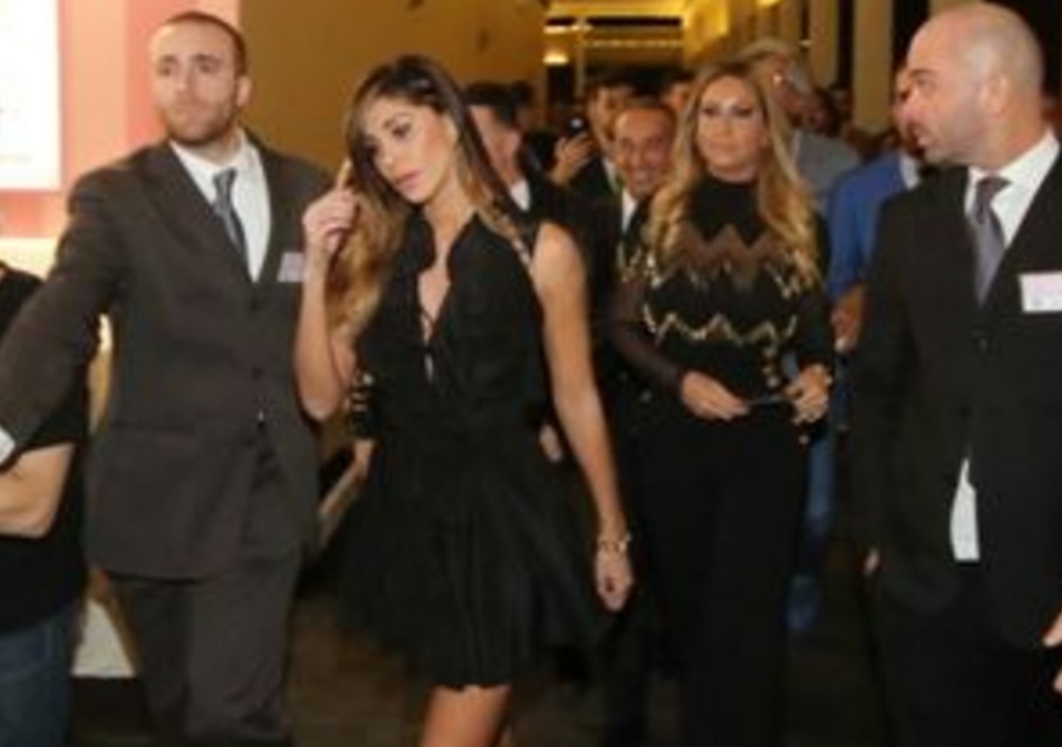 Belen Rodriguez arrabbiata con i fotografi a Napoli