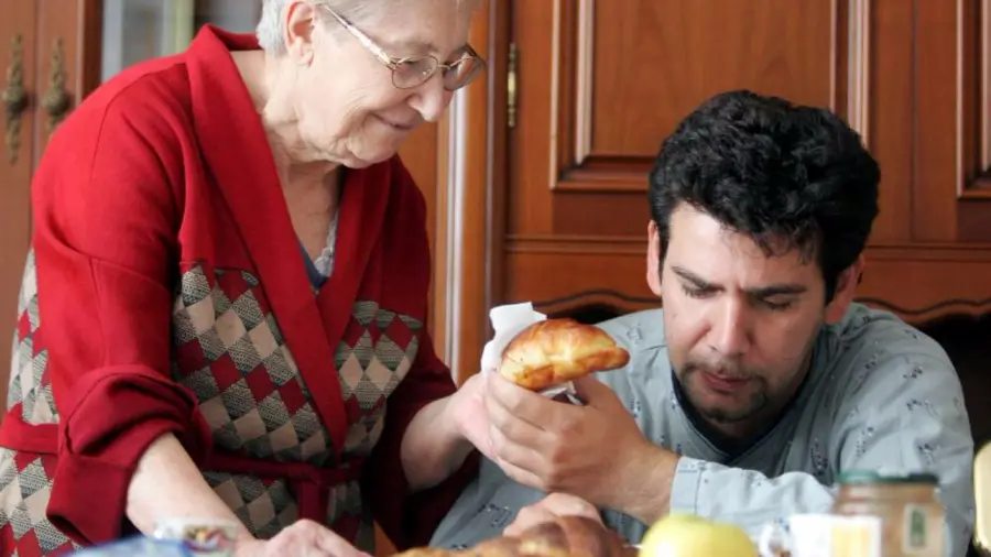 Giovani che vivono con i genitori: boom in Italia