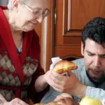 Giovani che vivono con i genitori: boom in Italia