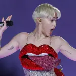 Miley Cyrus si lascia toccare parti intime a Londra
