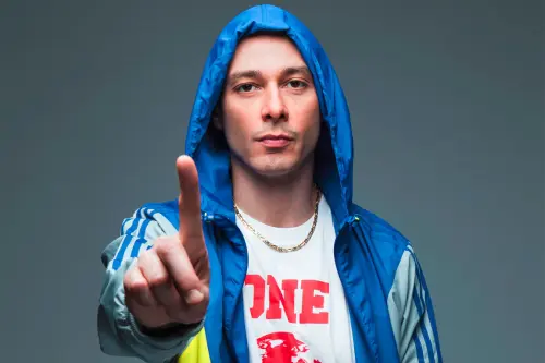 I 40 anni di Fabri Fibra: tra rap e attacco alla società perbenista