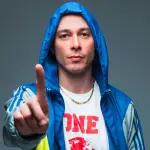 I 40 anni di Fabri Fibra: tra rap e attacco alla società perbenista