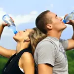 Bere acqua fa bene alla salute? Parzialmente vero