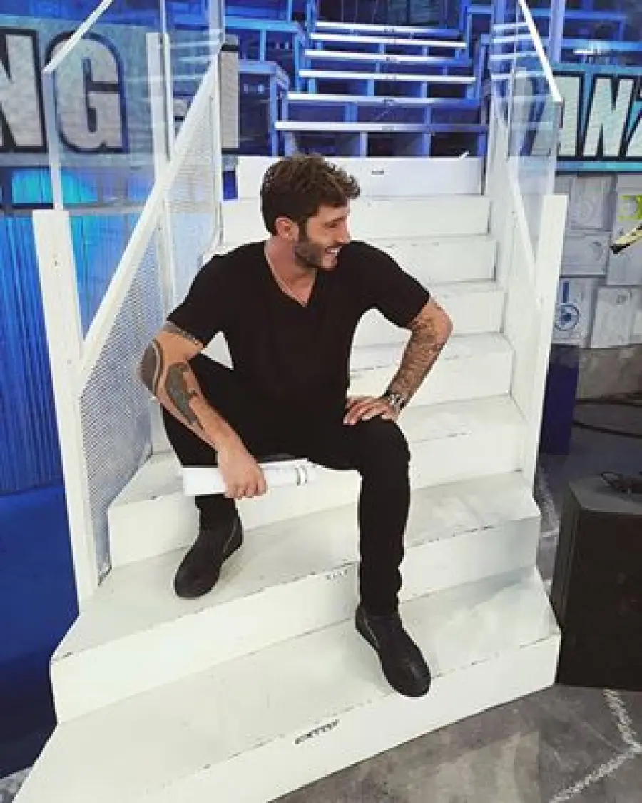 Stefano De Martino, felice su Facebook, dimentica Andrea Iannone