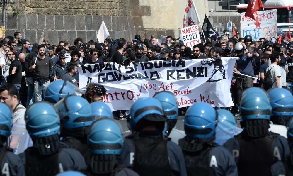 Napoli, disordine e scontri all'arrivo di Renzi