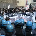 Napoli, disordine e scontri all'arrivo di Renzi