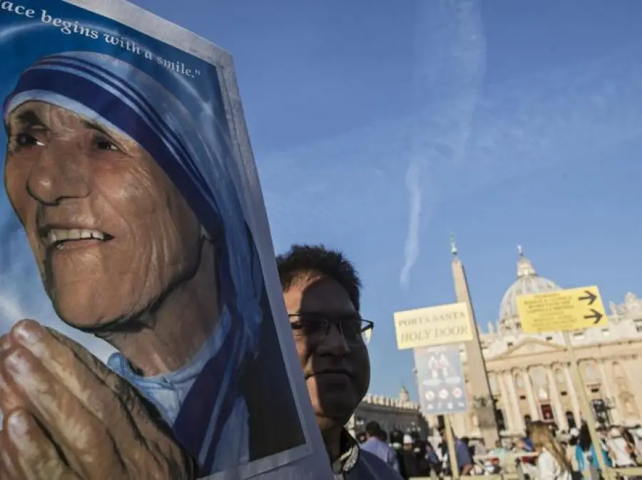 Roma, Madre Teresa di Calcutta proclamata Santa da Papa Francesco
