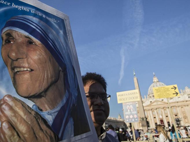 Roma, Madre Teresa di Calcutta proclamata Santa da Papa Francesco