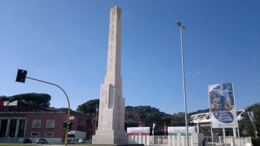 Un messaggio fascista spunta dall'obelisco del Foro Italico