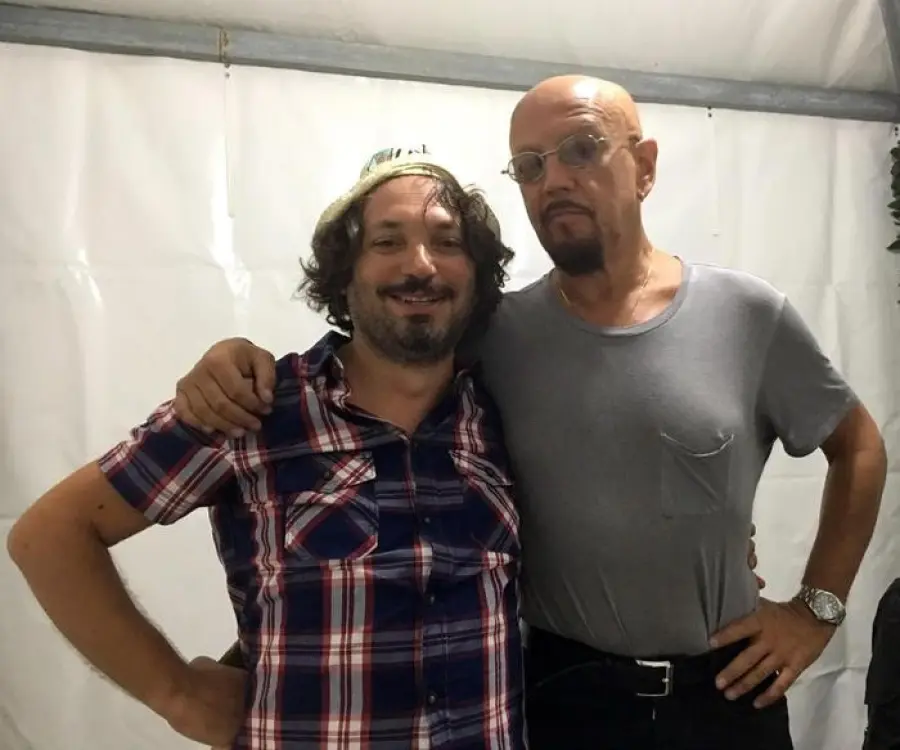 Canta in pizzeria, Enrico Ruggeri lo sente e gli fa aprire concerto