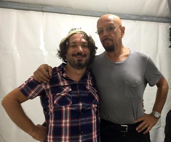 Canta in pizzeria, Enrico Ruggeri lo sente e gli fa aprire concerto