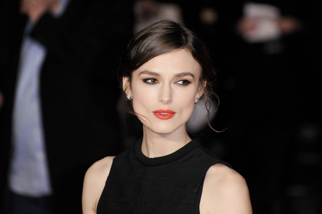 Keira Knightley indossa parrucca: capelli cadono