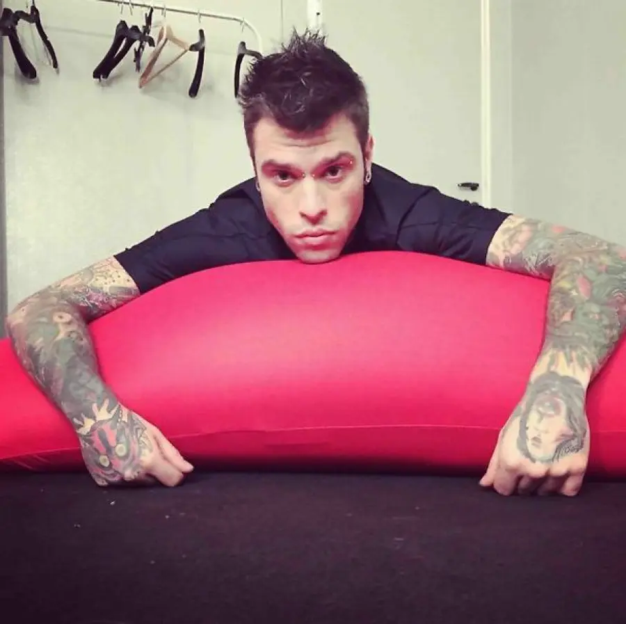 Fedez: vacanze a Formentera con ragazza misteriosa