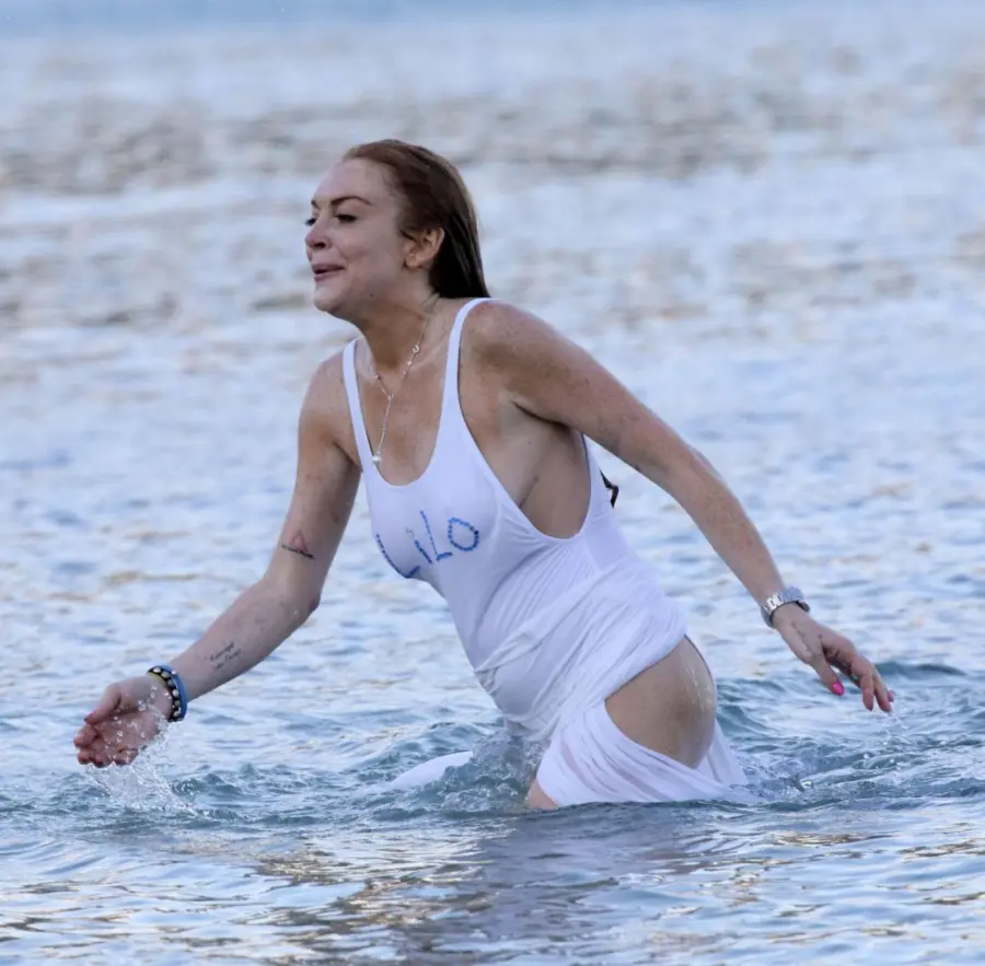 Lindsay Lohan furiosa in spiaggia col fidanzato
