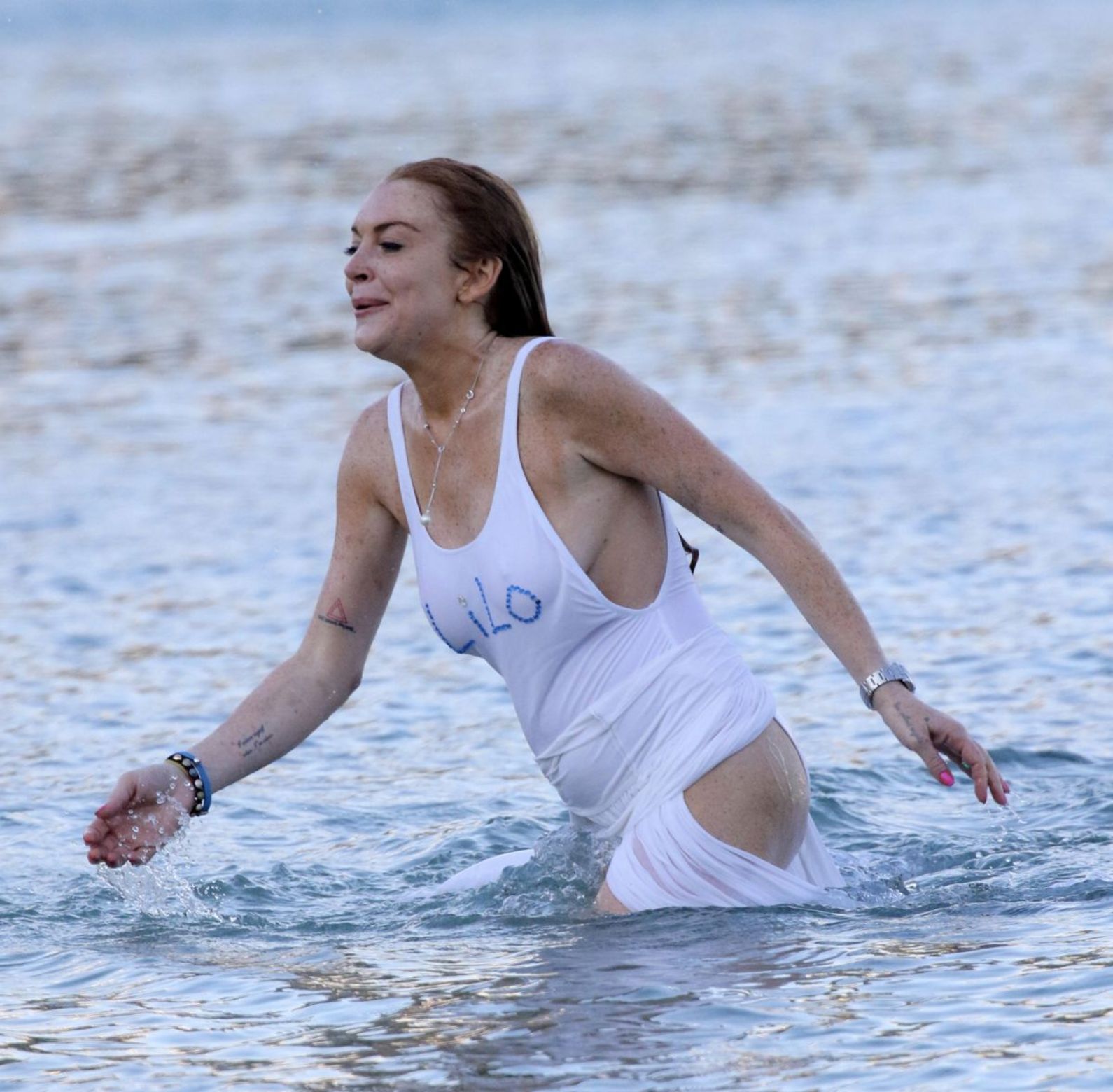 Lindsay Lohan furiosa in spiaggia col fidanzato