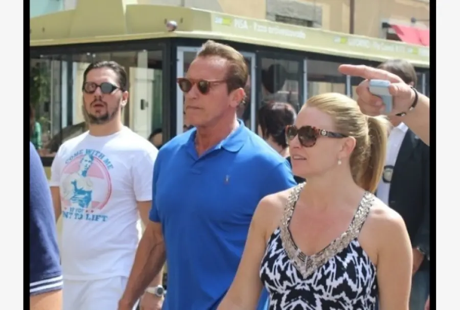 Arnold Schwarzenegger a Pisa come un turista qualsiasi
