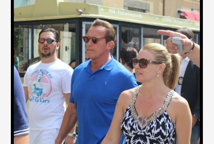 Arnold Schwarzenegger a Pisa come un turista qualsiasi
