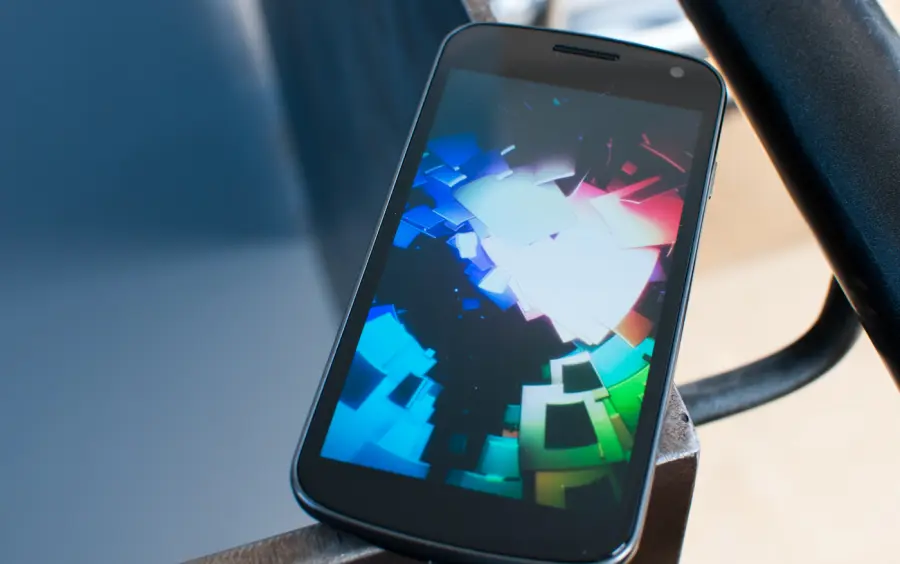 Display AMOLED batte LCD