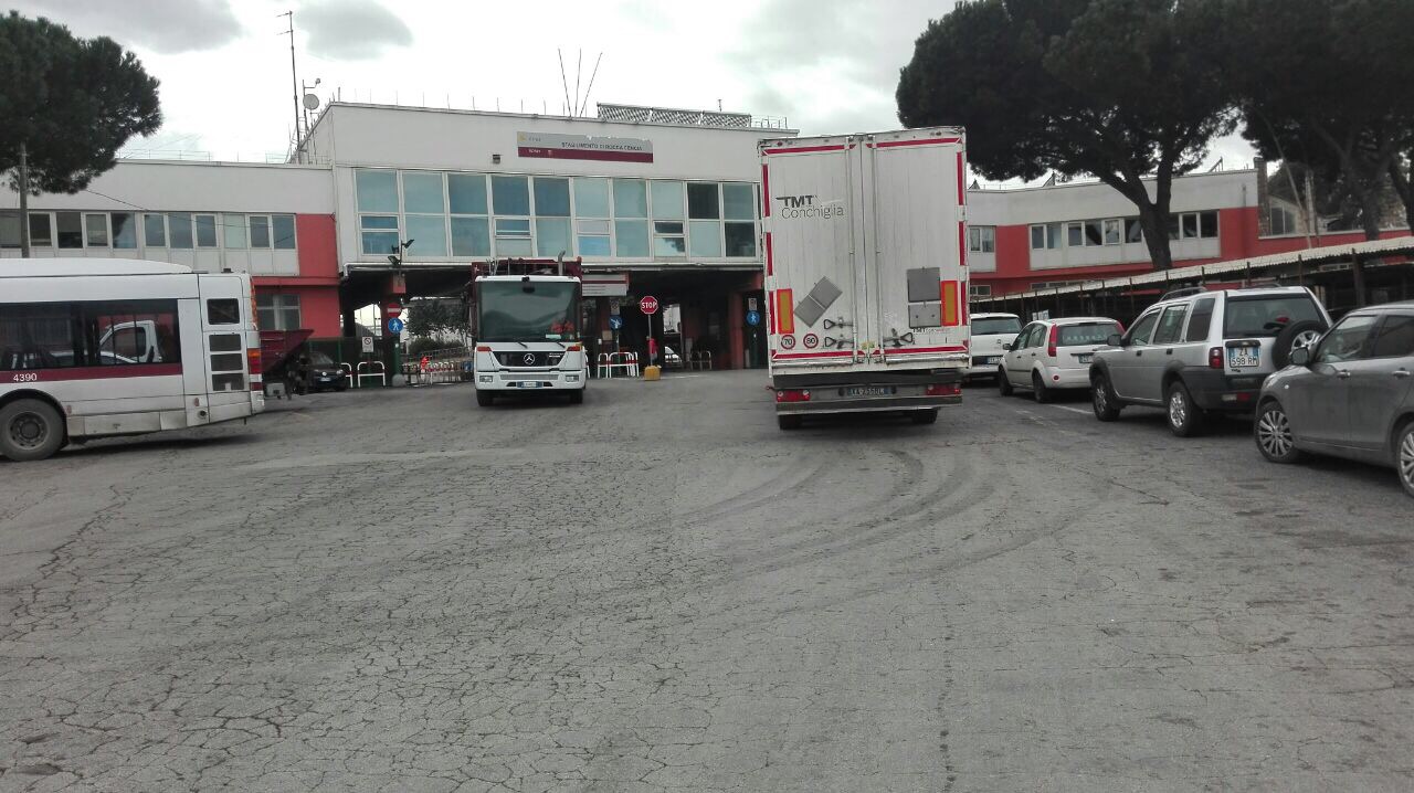 Virginia Raggi visita impianto Ama Rocca Cencia e impallidisce