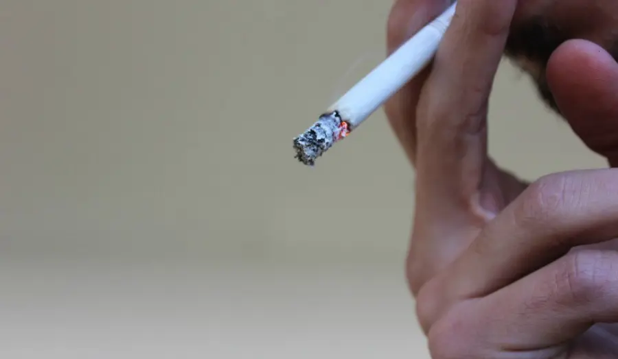 Fumo vietato all'aperto nel Lazio: niente sigarette vicino a scuole ed ospedali