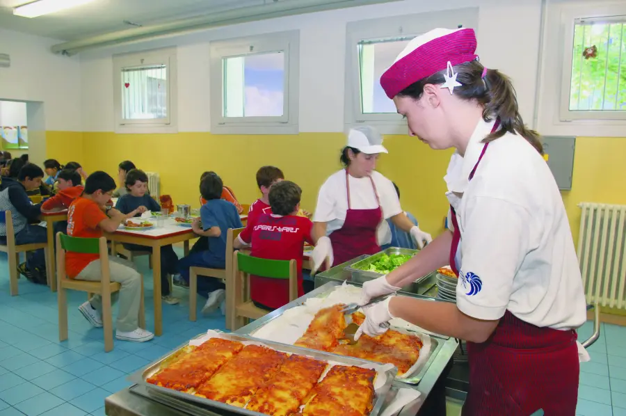 Cibi avariati e conservati impropriamente nelle mense scolastiche: Nas sequestrano 37 strutture