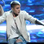 Justin Bieber cade in concerto ma si rialza e torna a cantare