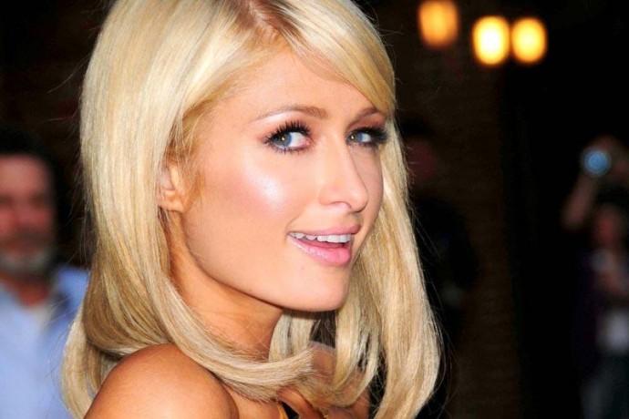 Paris Hilton fa shopping a Milano: traffico in tilt, alla ricerca del selfie