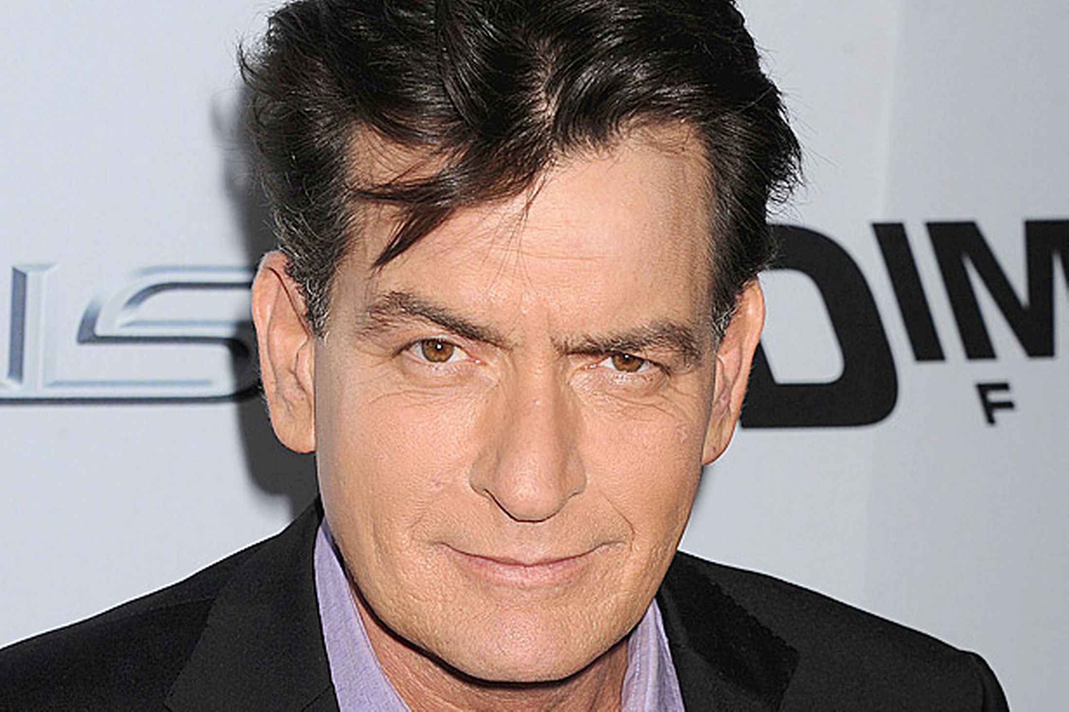 Charlie Sheen parla della sua sieropositività al The Graham Norton Show