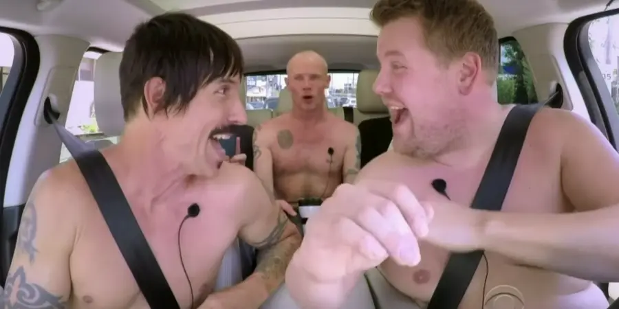 Red Hot Chili Peppers senza veli in auto con James Corden: viaggio divertente