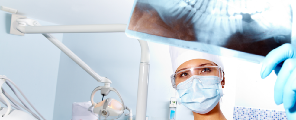 Interventi odontoiatrici: gli impianti su 4 perni