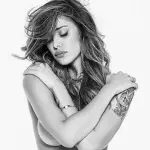 Belen Rodriguez nuda sull'altalena: scatto 'piccante' per festeggiare traguardo su Instagram