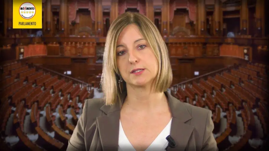 Roberta Lombardi (M5S) usa carta intestata della Camera per inviare lettera alla scuola dove studia il figlio