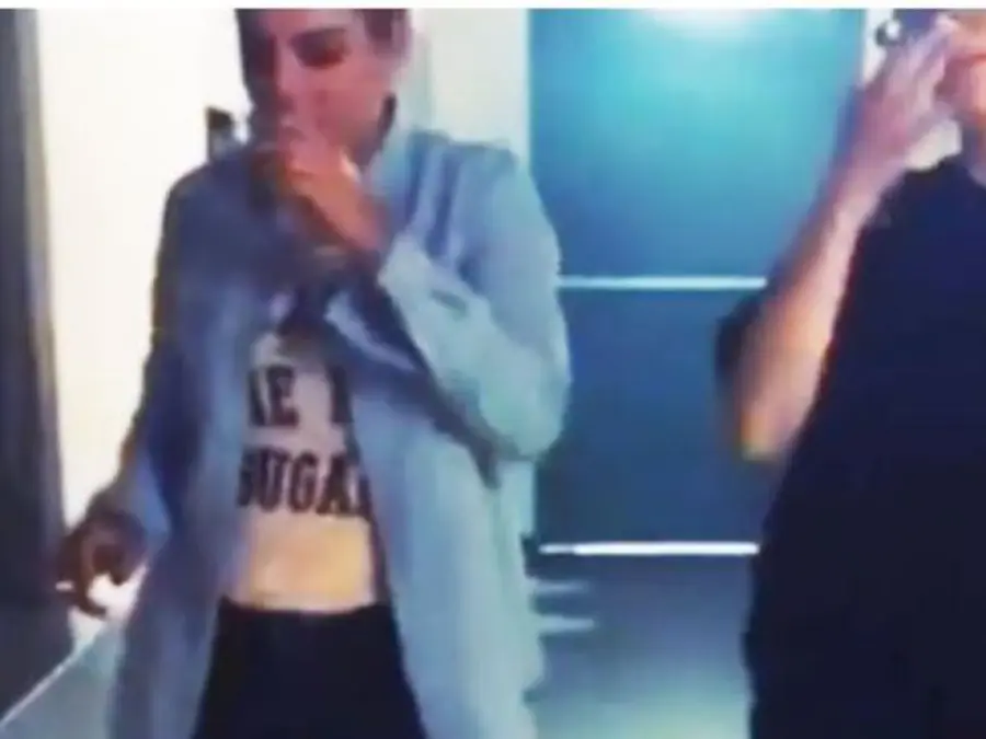 Emma che fuma nel backstage di Amici: video di Elisa