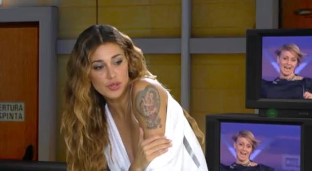 Belen Rodriguez elimina tutti i suoi tatuaggi ma non farfallina