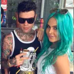 Fedez fidanzato con Tigerlily, dj australiana con capelli turchini