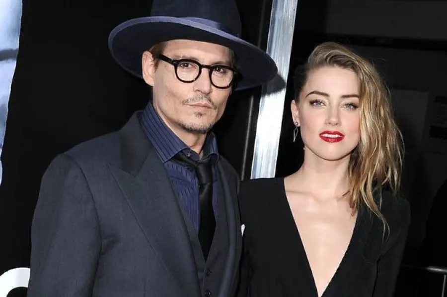 Johnny Depp ed Amber Heard infrangono legge australiana: scuse su Facebook