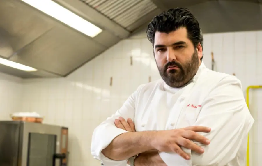 Antonino Cannavacciuolo non tollera donne sofferenti in cucina