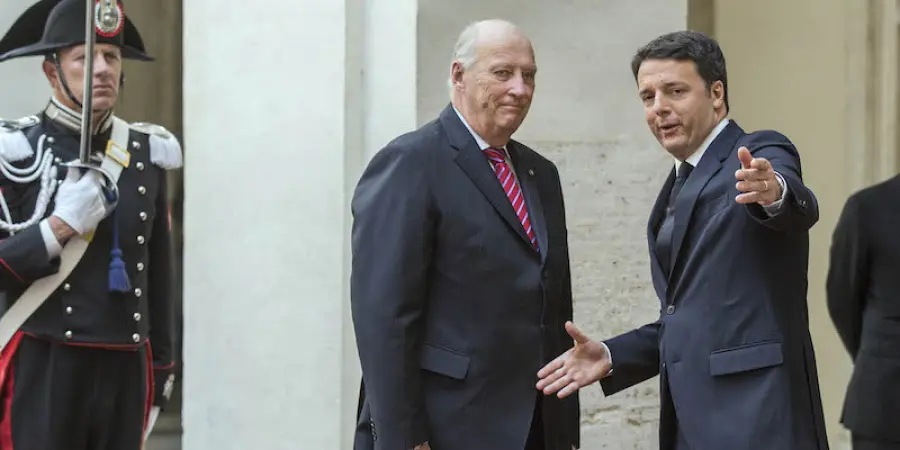 Renzi come Fantozzi col re di Norvegia: stretta di mano negata