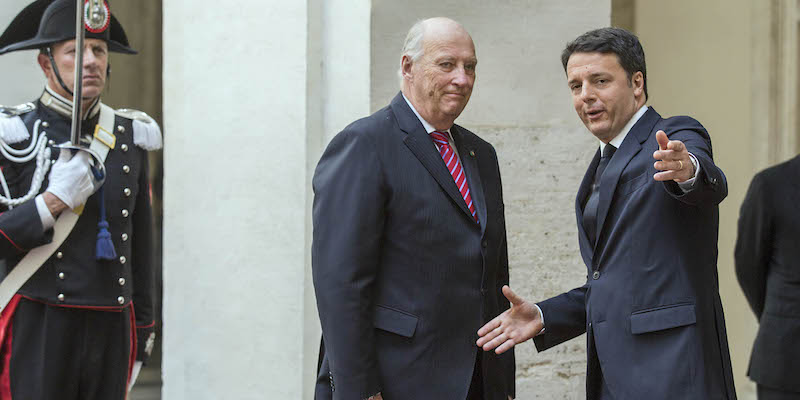 Renzi come Fantozzi col re di Norvegia: stretta di mano negata