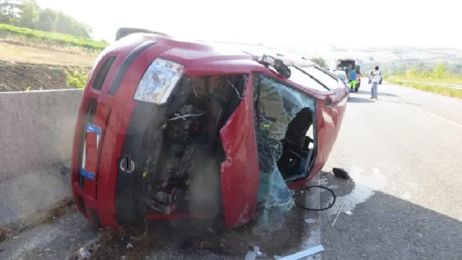 Milano: auto si ribalta su via Emilia a San Giuliano Milanese, ragazza incastrata tra le lamiere