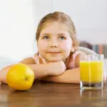 Succhi di frutta per bimbi pieni di zuccheri: meglio frutta fresca