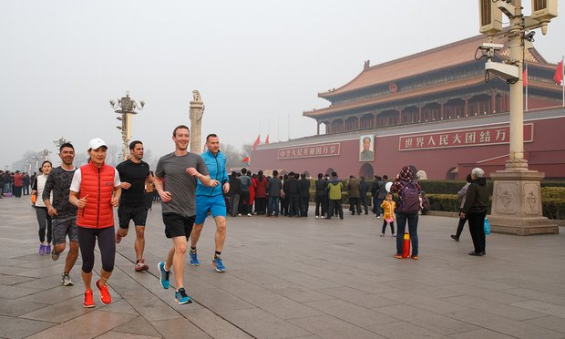 Facebook, Mark Zuckerberg fa jogging a Pechino senza maschera antismog