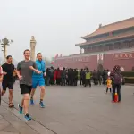 Facebook, Mark Zuckerberg fa jogging a Pechino senza maschera antismog
