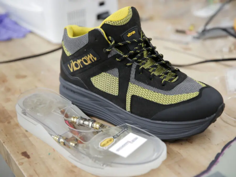 Porta Usb nelle Scarpe per Ricaricare Smartphone: Idea Vibram