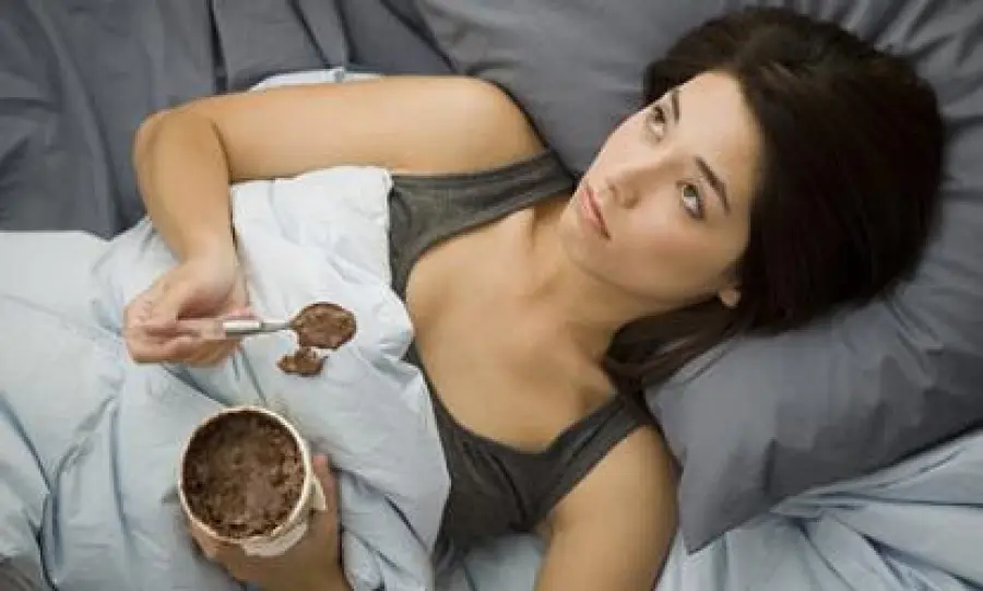 Dormire poco Facilita Aumento Peso: Junk Food Diventa Irresistibile