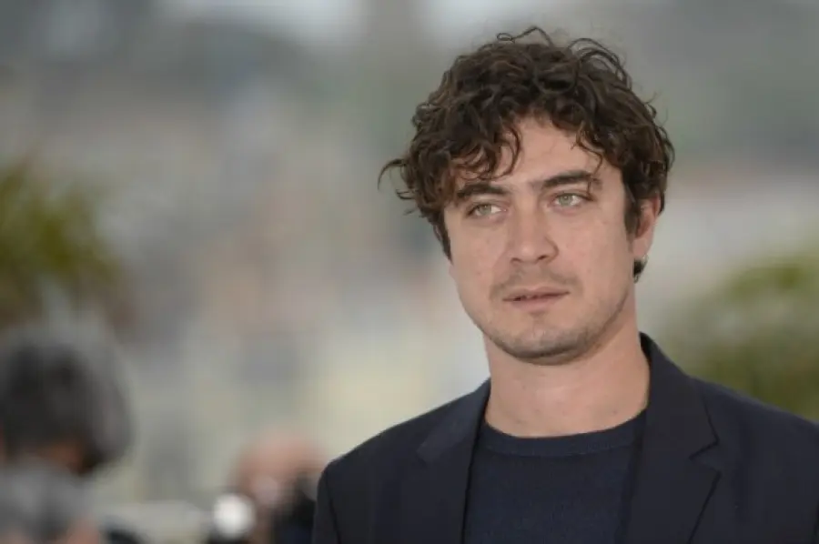 Riccardo Scamarcio in Ospedale per Malore: Dimesso dopo 3 Ore