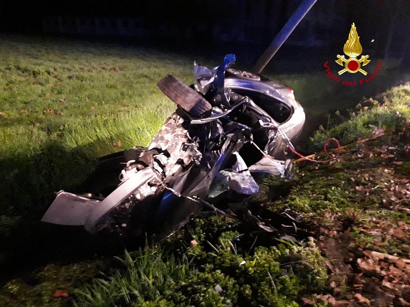 Tragedia a Padova: auto va a schiantarsi contro platano a San Pietro in Gu, morta 18enne
